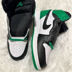 Nike Green, Black and White, size 5 GS WOMEN 7, brand new wort box